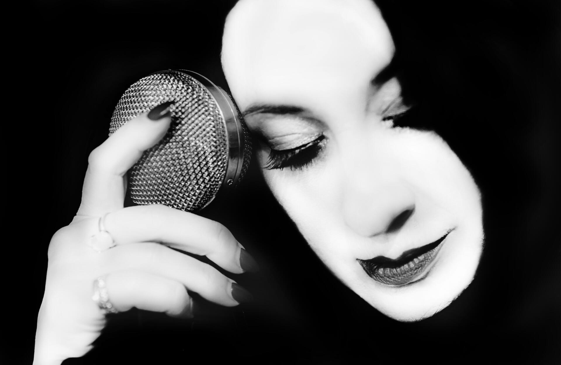 Justine Ó Gadhra-Sharp, photo by Alexander Hallag